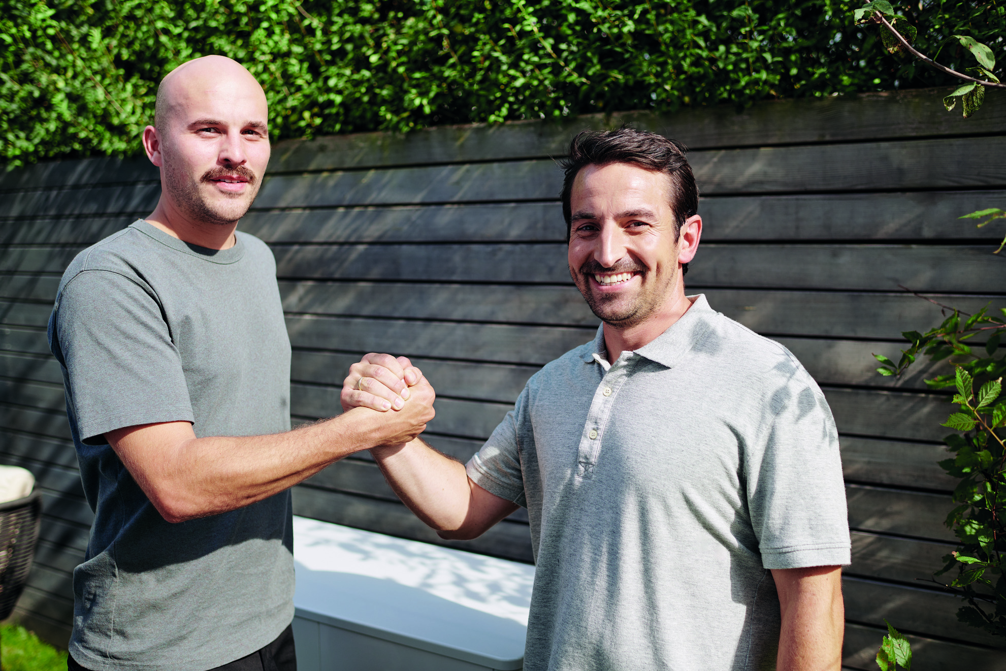 Instalator i właściciel domu są zadowoleni z działanie zintegrowanego systemu grzewczego.