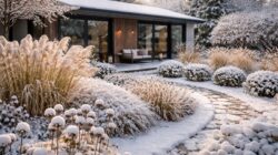 Nowoczesny dom z ogrodem całorocznym obsadzonym bylinami i trawami ozdobnymi zimą